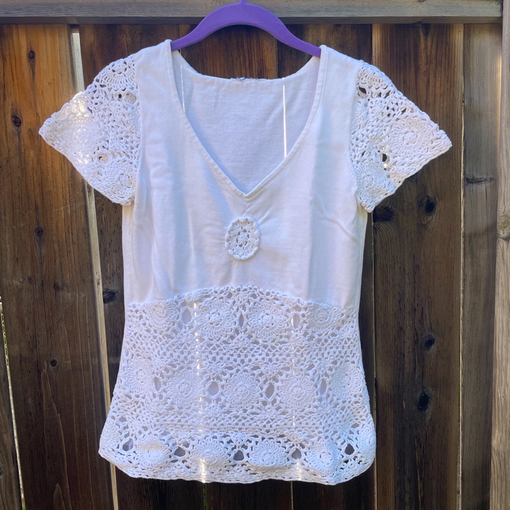 Vintage white v neck with crochet accents 🐚